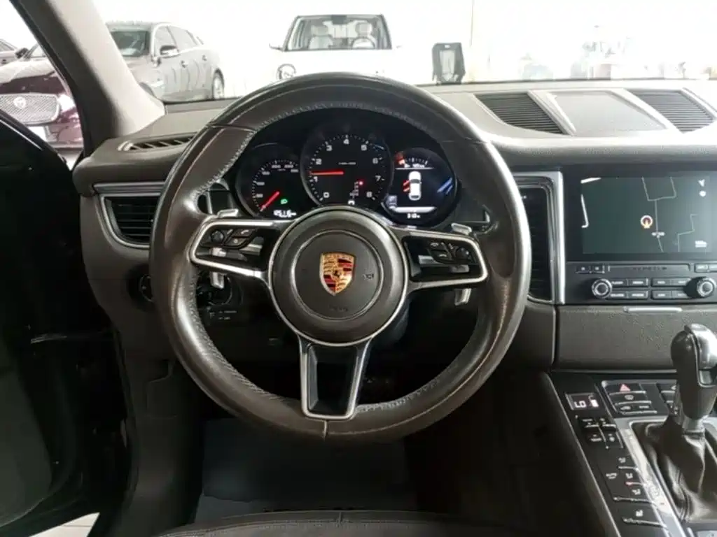 Porsche Macan 2017 — фото 11