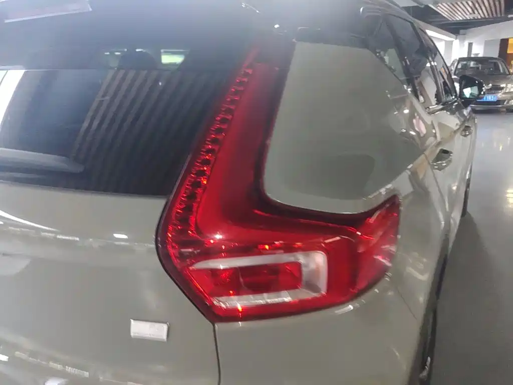 Volvo XC40 NEV 2021 — фото 8