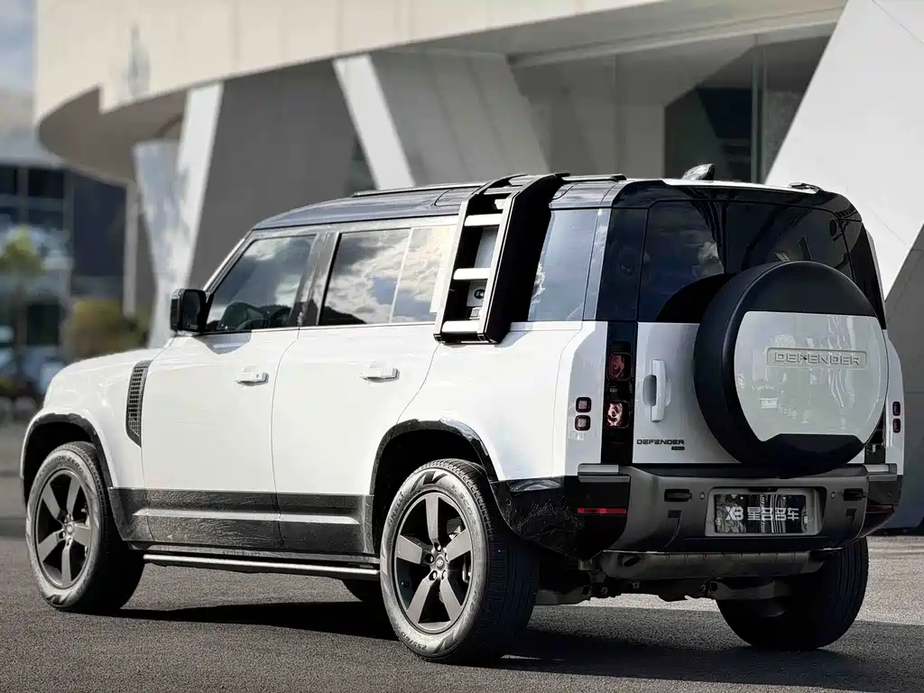 Land Rover Defender 2023 — фото 17
