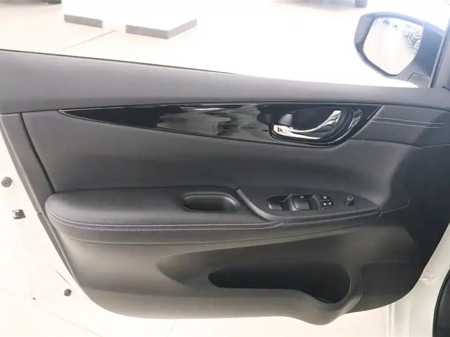 Nissan Tiida 2017 — фото 11