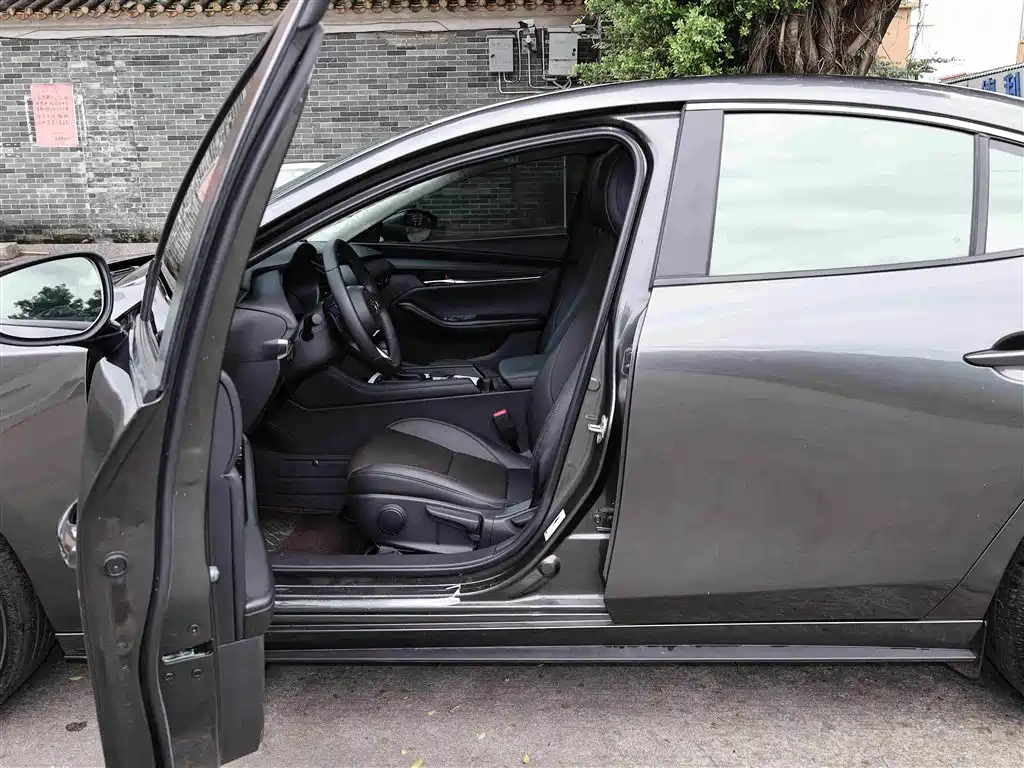 Mazda 3 Axela 2023 — фото 16