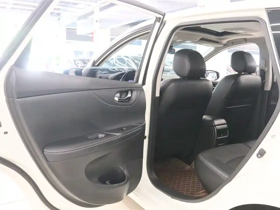 Nissan Tiida 2017 — фото 14