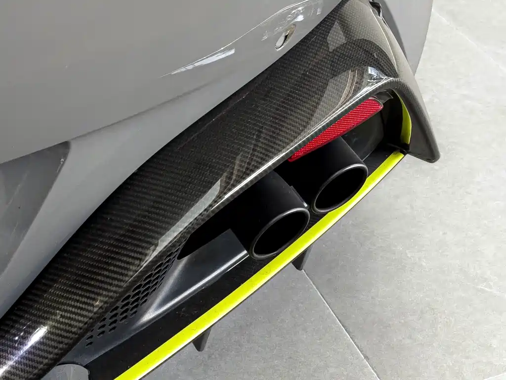 Aston Martin V8 Vantage 2021 — фото 14