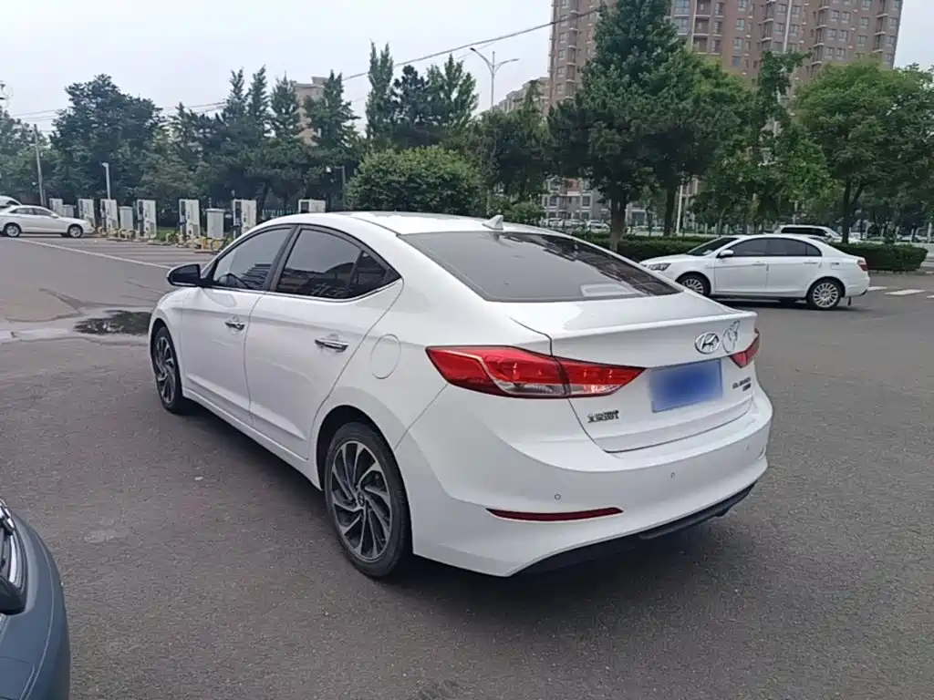 Hyundai Elantra 2020 — фото 5
