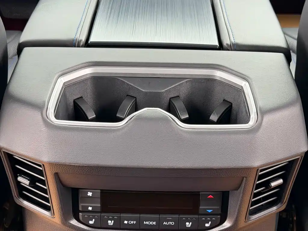 Toyota Sequoia 2023 — фото 15