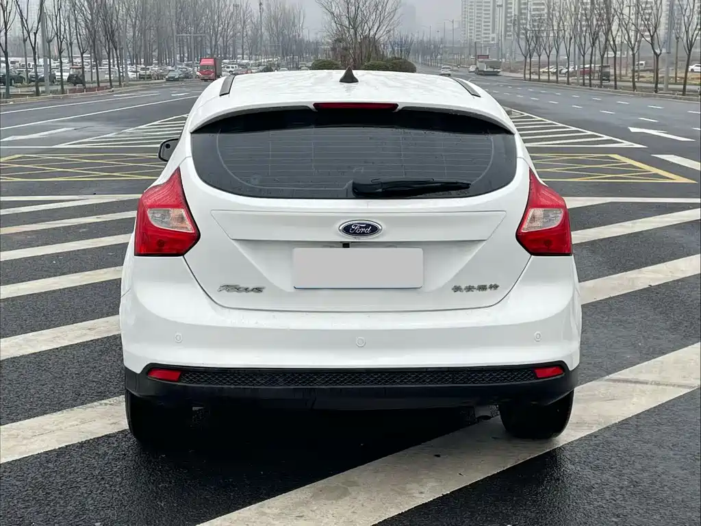 Ford Focus 2015 — фото 8