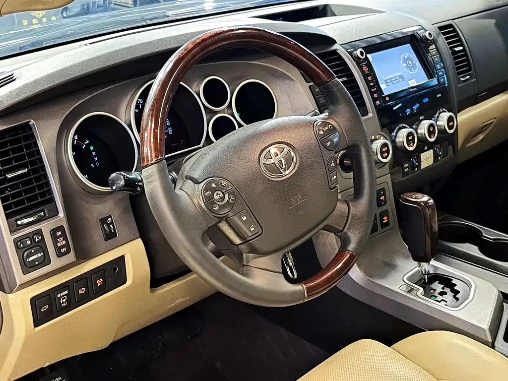 Toyota Sequoia 2011 — фото 13
