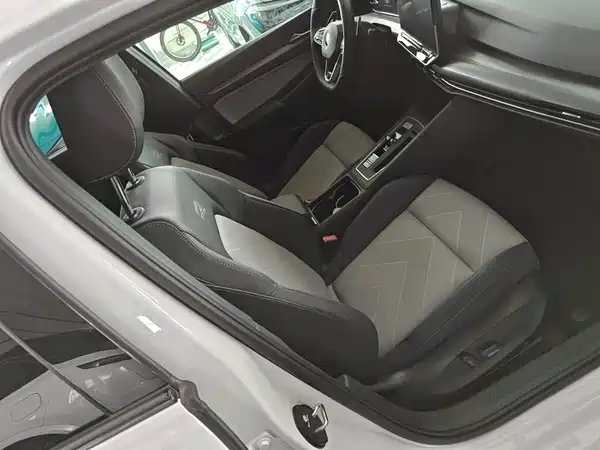 Volkswagen Golf 2025
