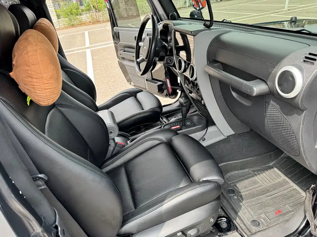 Jeep Wrangler 2010 — фото 17