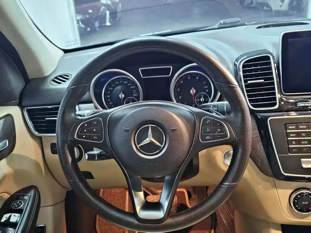 Mercedes-Benz GLE 2016 — фото 17