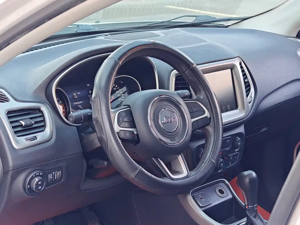 Jeep Compass 2017 — фото 11