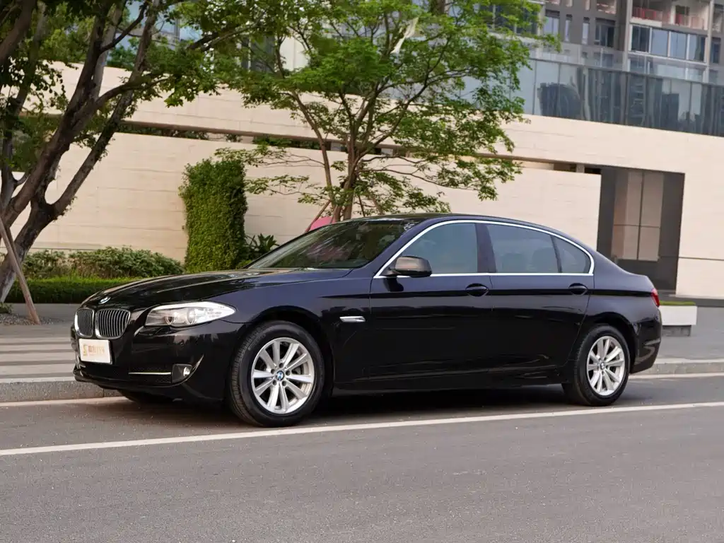 BMW 5 Series 2011 — фото 1