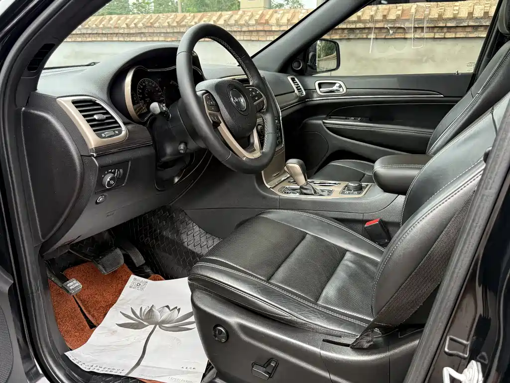 Jeep Grand Cherokee 2018 — фото 10