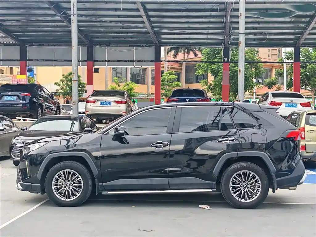 Toyota RAV4 2023 — фото 9