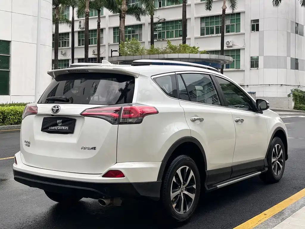Toyota RAV4 2016 — фото 6