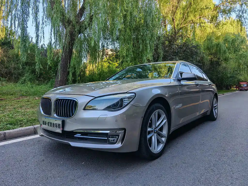 BMW 7 Series 2012 — фото 1