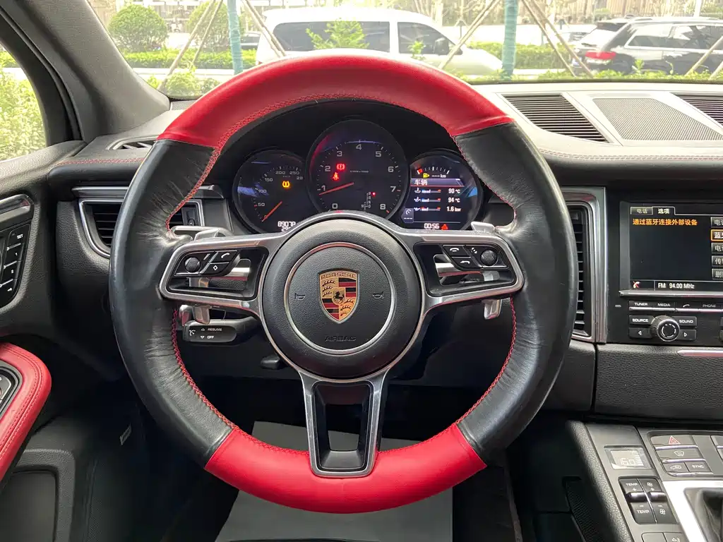Porsche Macan 2017 — фото 12