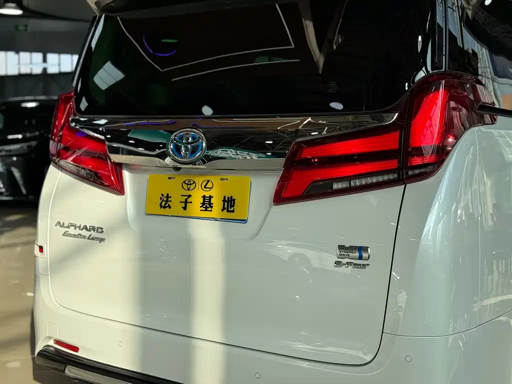 Toyota Alphard 2021 — фото 29