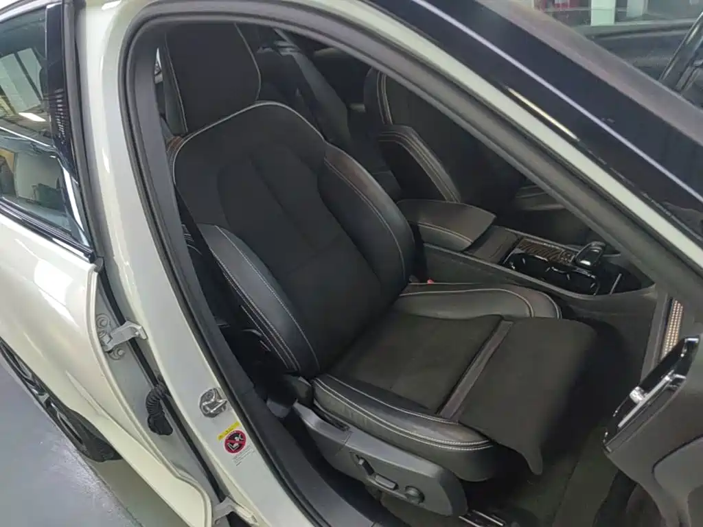Volvo XC40 New Energy 2021 — фото 25