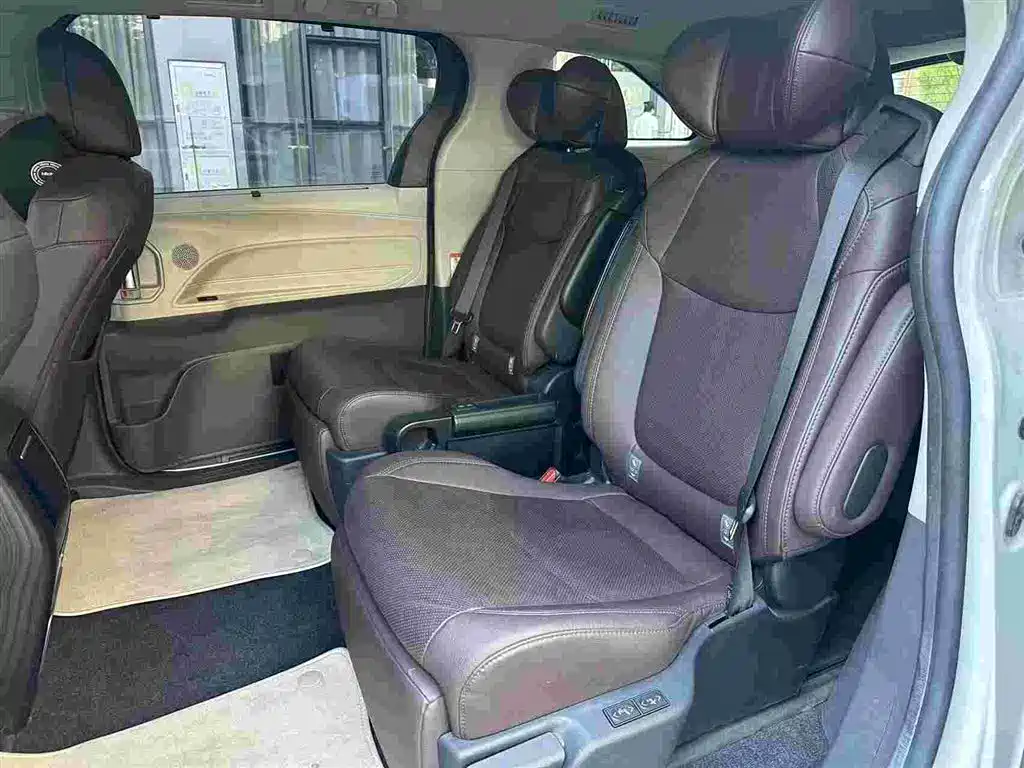 Toyota Sienna 2022 — фото 6