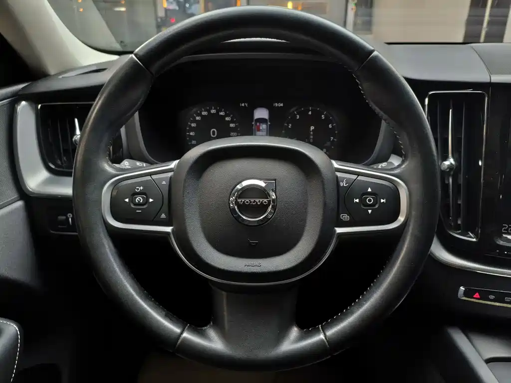Volvo XC60 2018 — фото 33