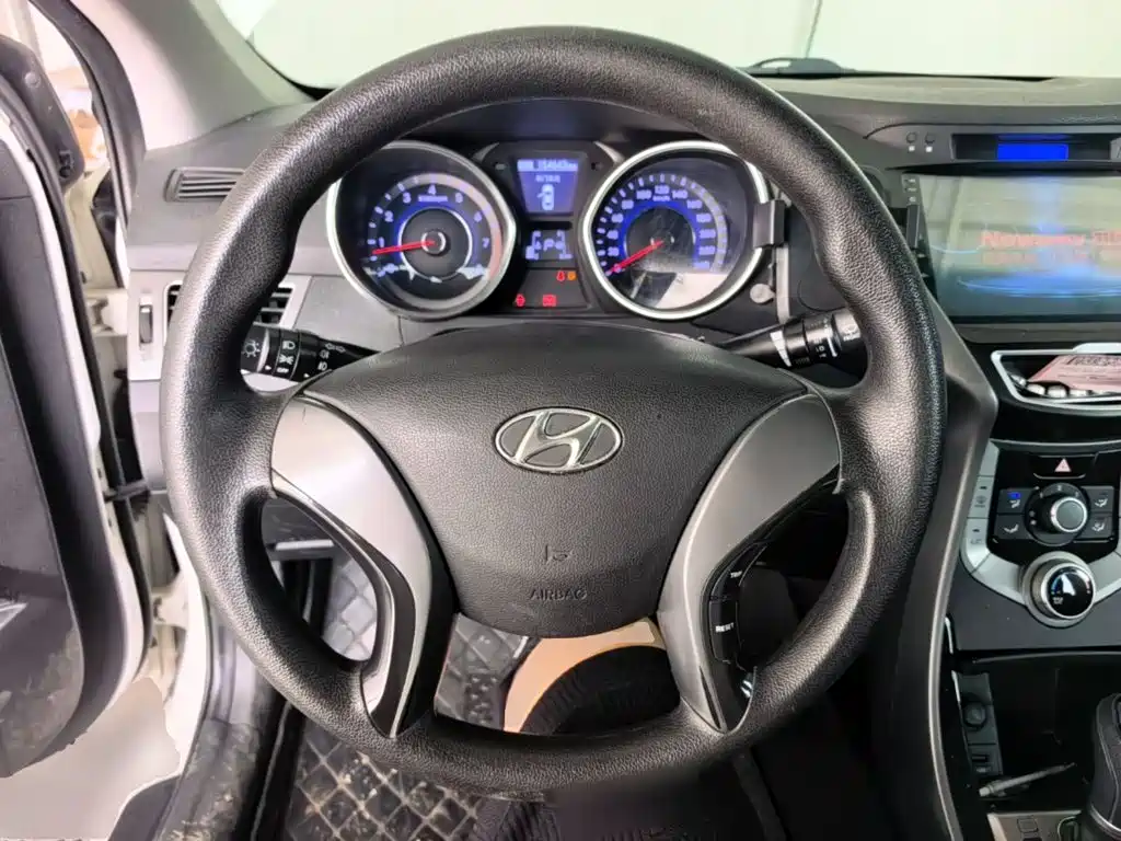 Hyundai Elantra 2015 — фото 11