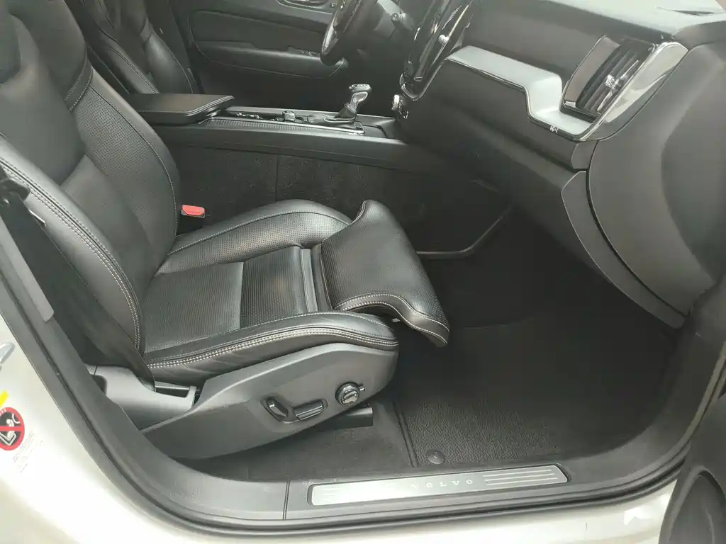 Volvo XC60 2018 — фото 19