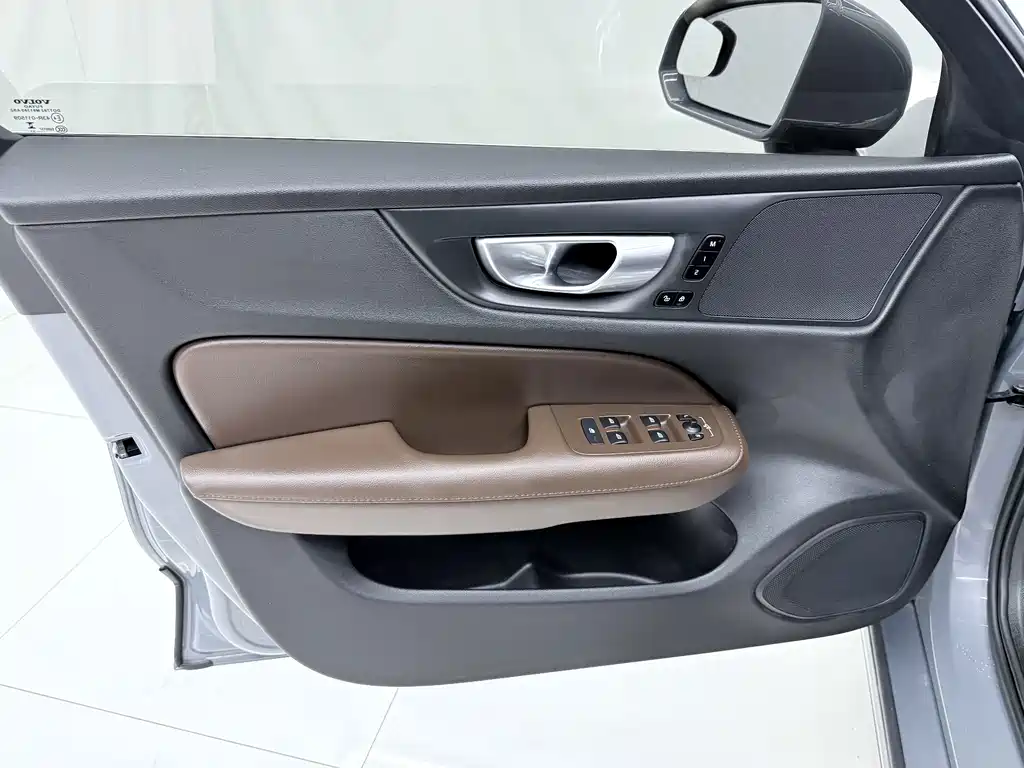 Volvo S60 2023 — фото 15