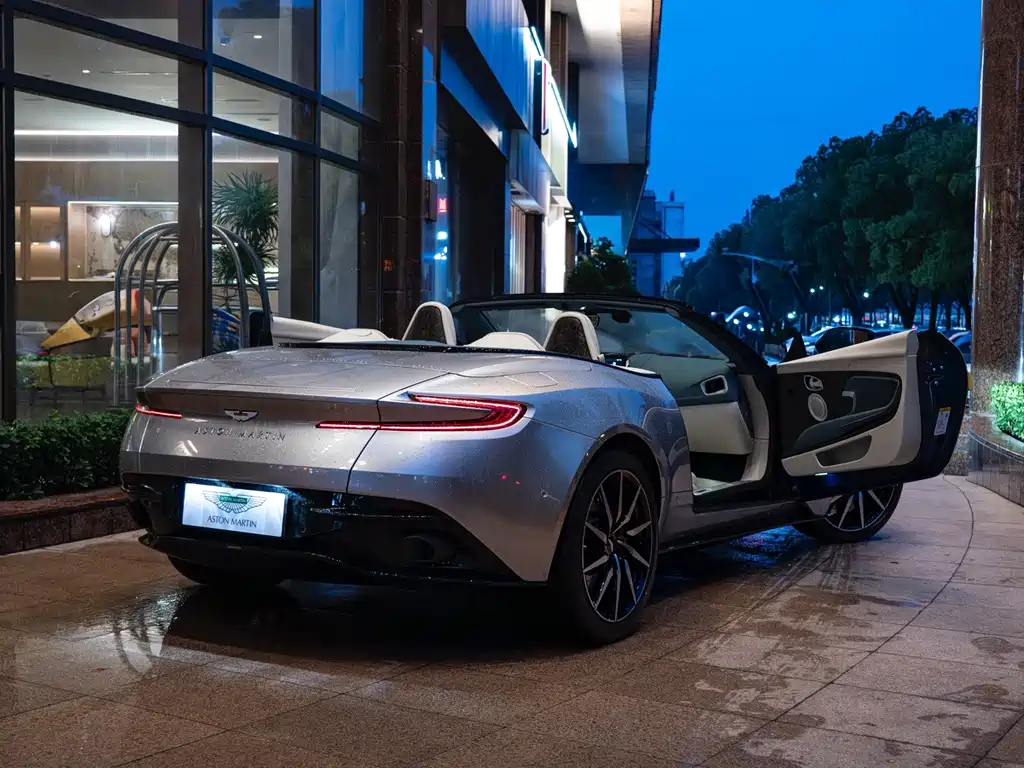 Aston Martin DB11 2023 — фото 16