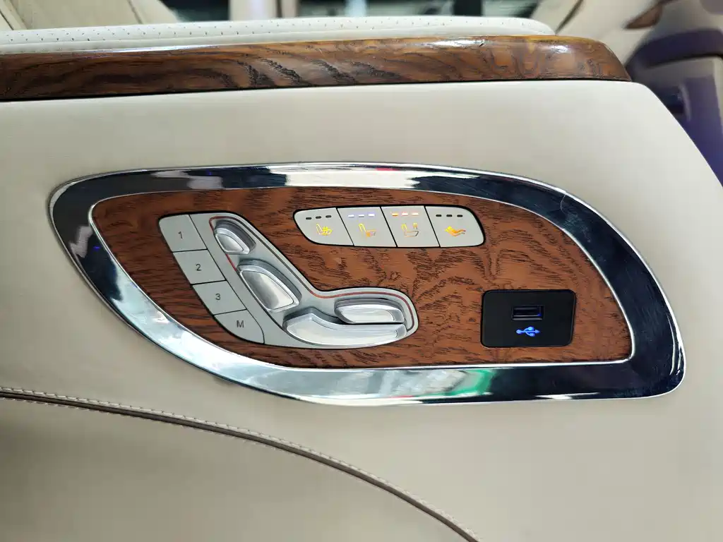 Mercedes-Benz V-Class 2020 — фото 25