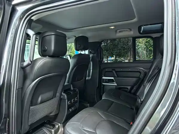 Land Rover Defender 2023