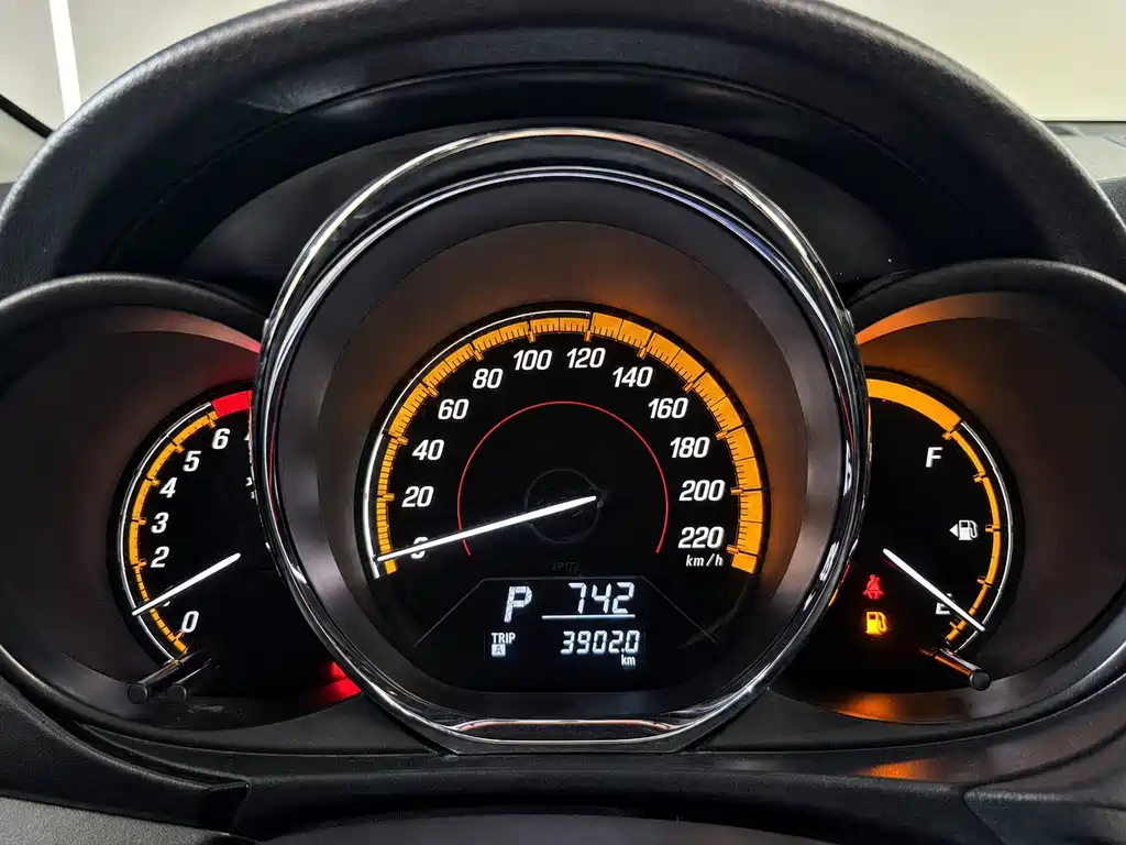 Toyota Yaris L 2022 — фото 18