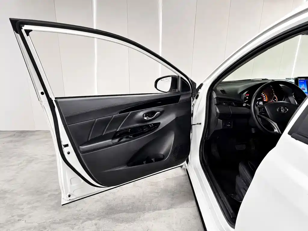 Toyota Yaris L 2022 — фото 22
