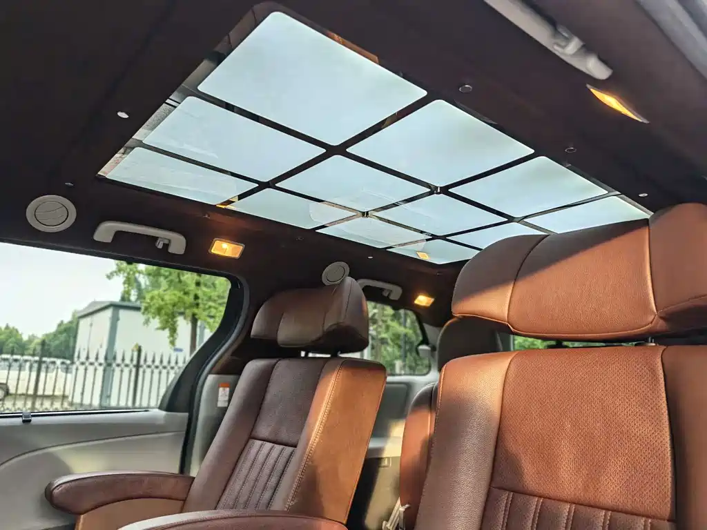 Toyota Sienna 2018 — фото 10