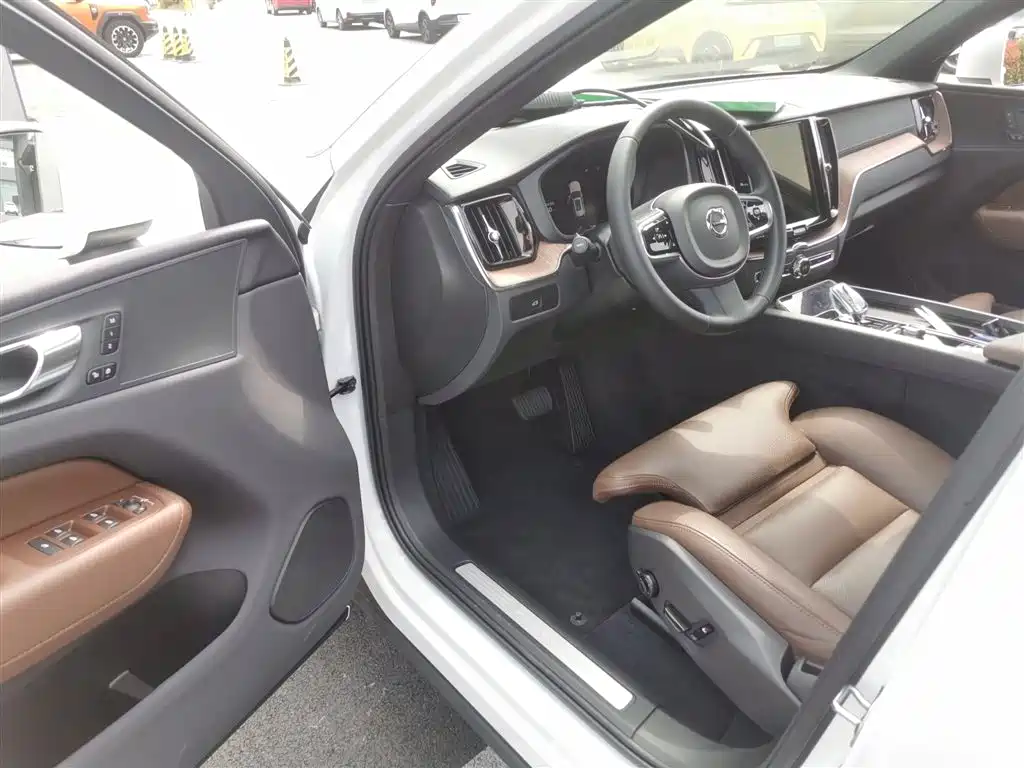 Volvo XC60 2025 — фото 16