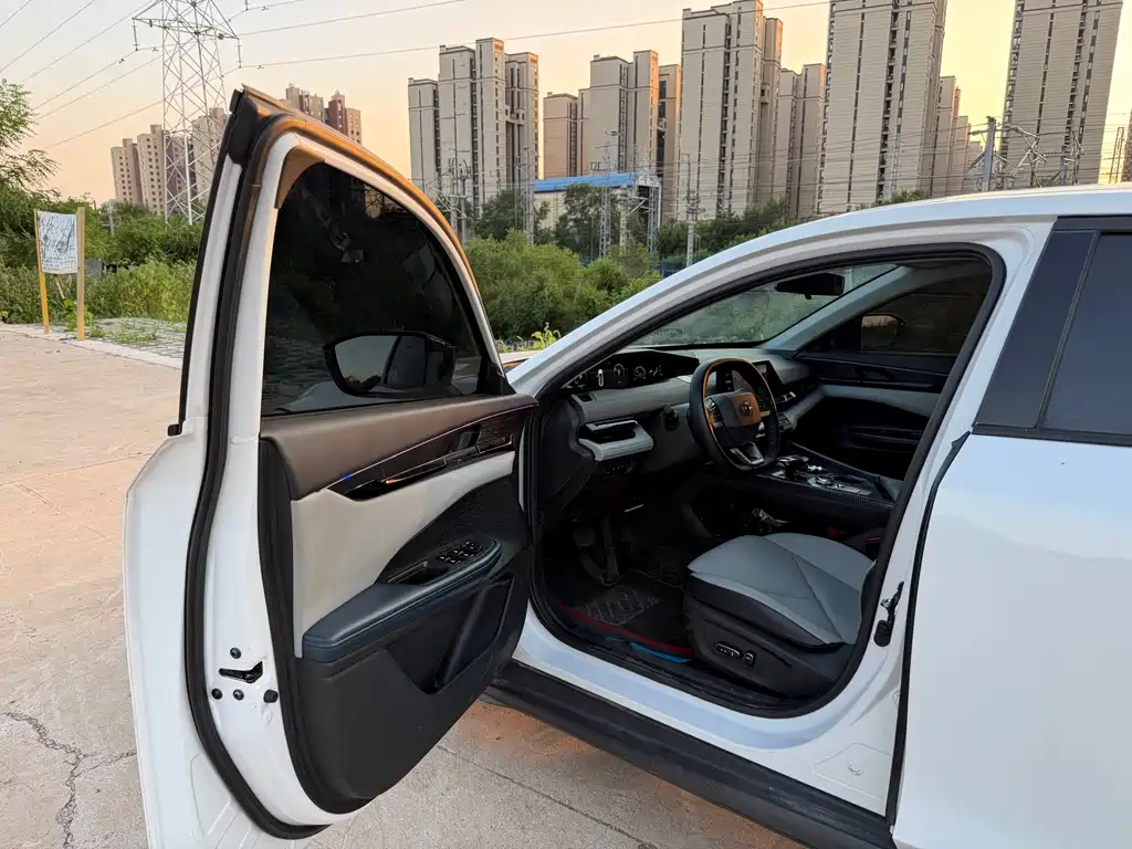 Changan UNI-V Smart Electric Idd 2023 — фото 6