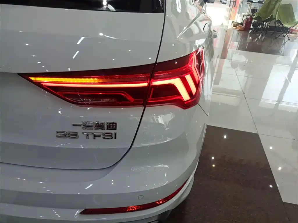 Audi Q3 2019 — фото 8