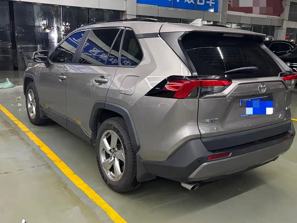 Toyota RAV4 2021 — фото 13