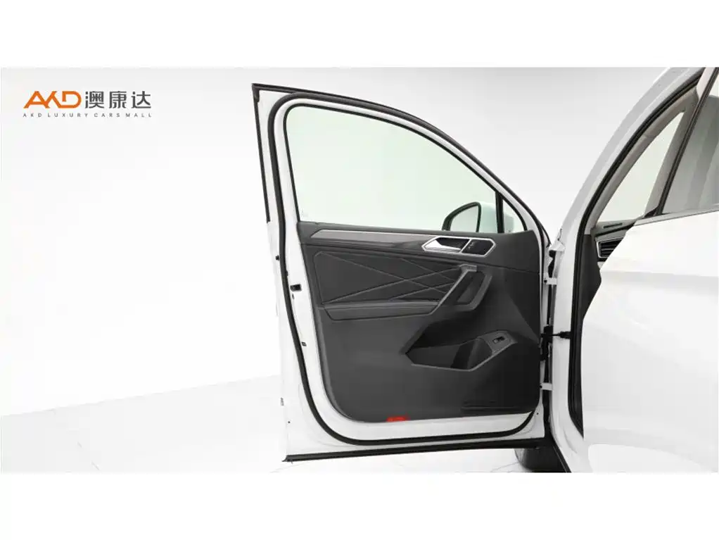 Volkswagen Tiguan L 2023 — фото 10