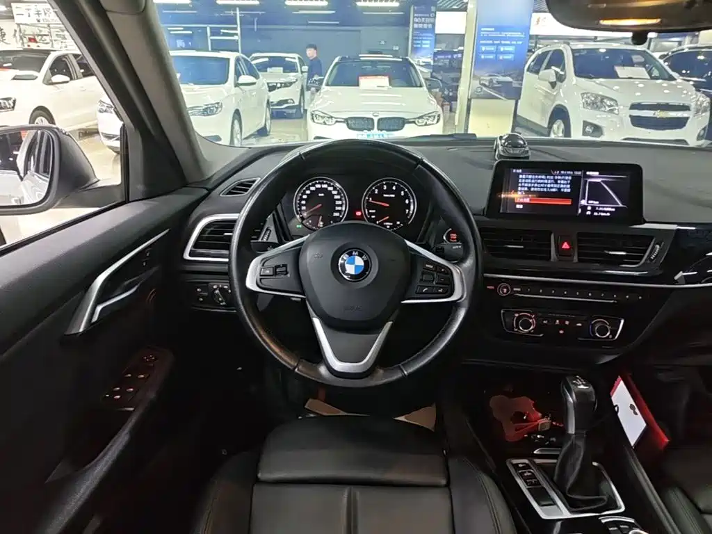 BMW 1 Series 2018 — фото 11