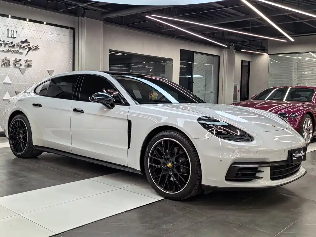 Porsche Panamera 2019 — фото 1