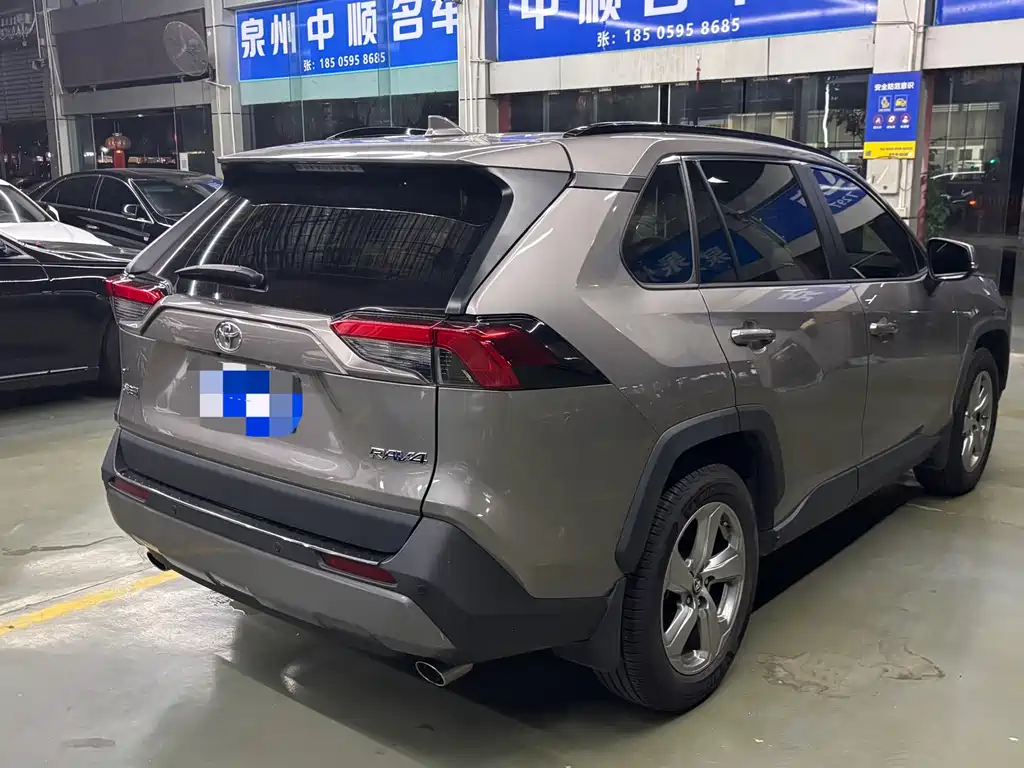 Toyota RAV4 2021 — фото 11