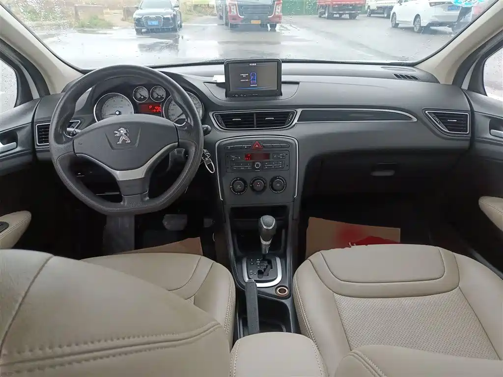 Peugeot 308 2015 — фото 10