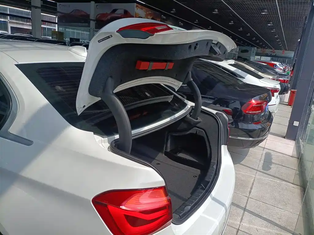 BMW 3 Series 2019 — фото 16