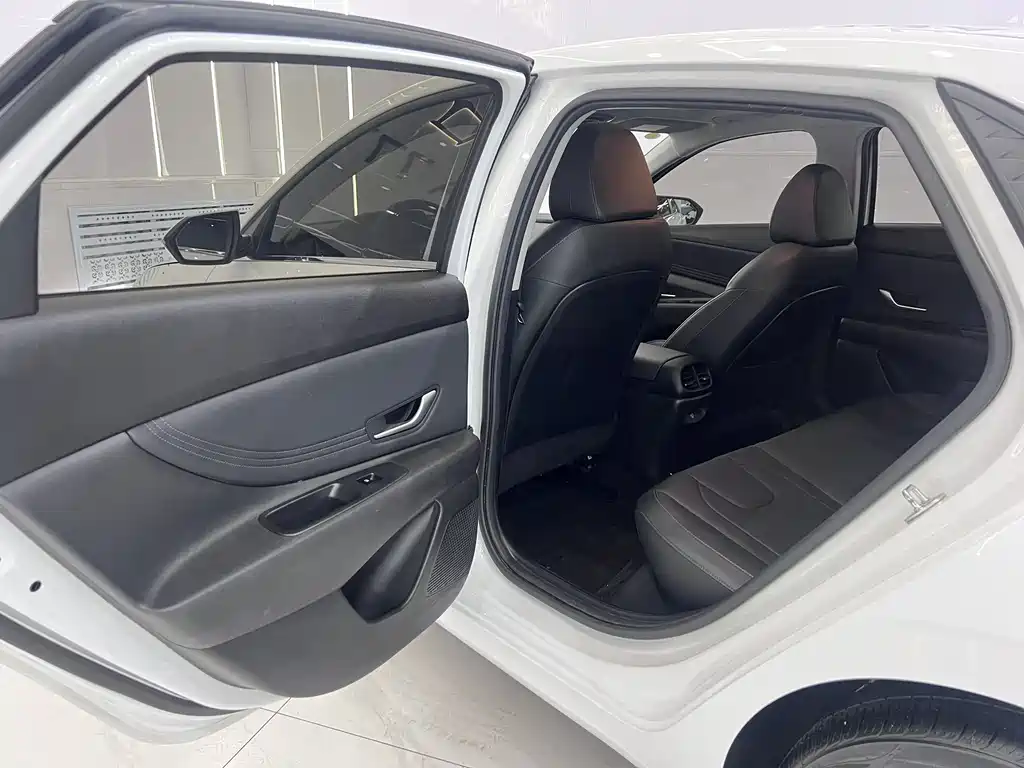 Hyundai Elantra 2023 — фото 13