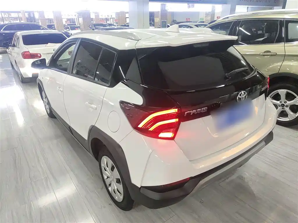 Toyota Yaris L 2023 — фото 5