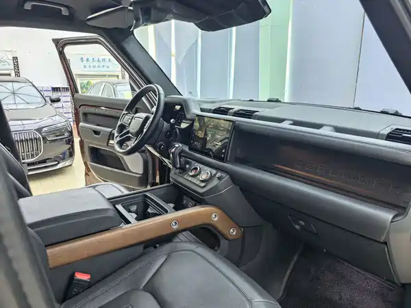 Land Rover Defender 2024