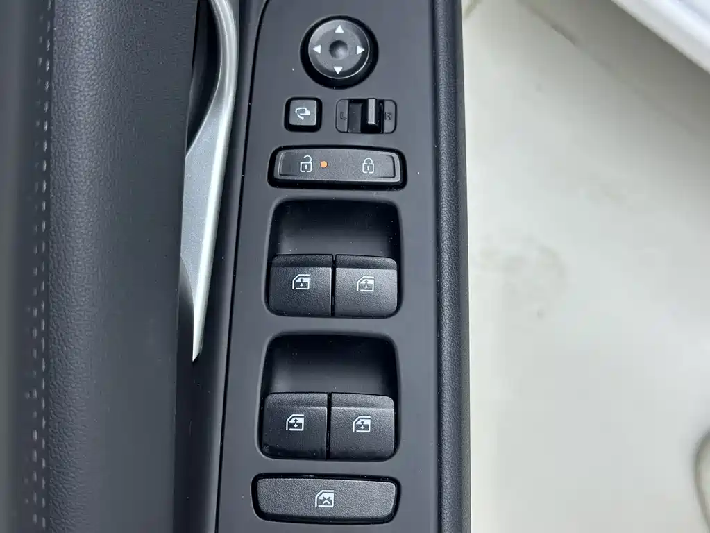Hyundai Elantra 2023 — фото 17