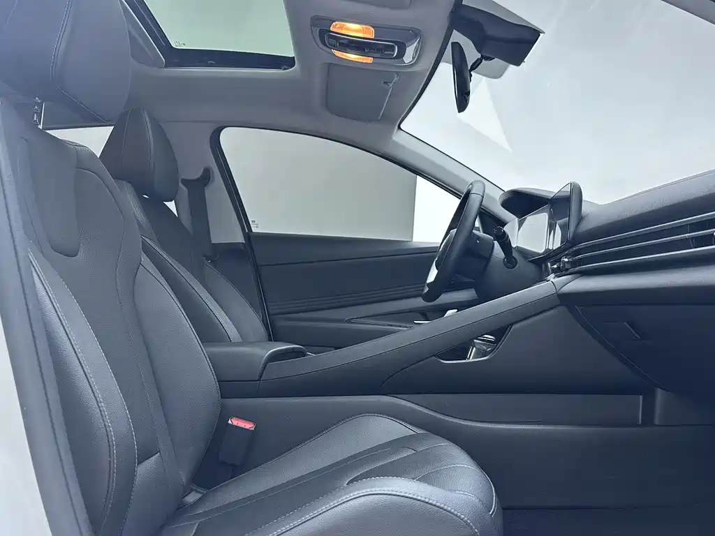 Hyundai Elantra 2023 — фото 8