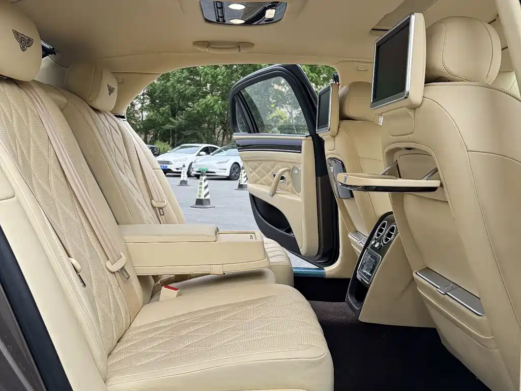 Bentley Flying Spur 2014 — фото 10